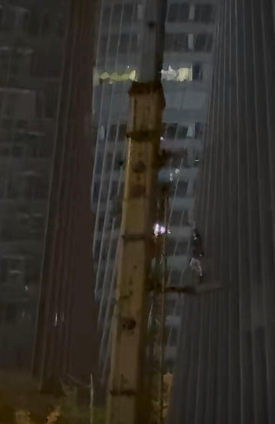 鞠婧祎万花世界高空吊威亚路透，鞠婧祎这一集真是中国人能飞了，好高呀！ ​​​