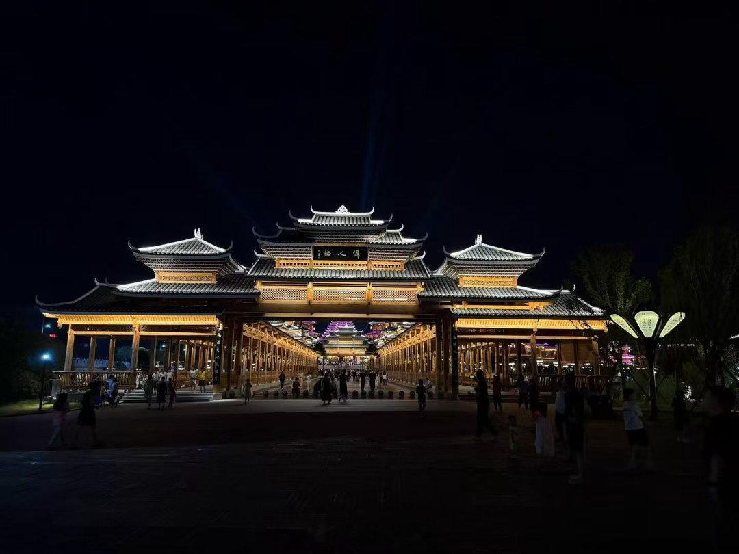 榆树湾夜色 华灯初上，怀化榆树湾的晚风裹着烟火气扑面而来。最惊喜的是联通5G满格