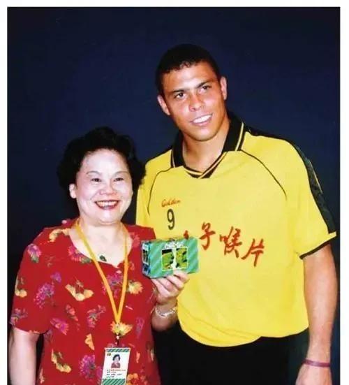 2003年，罗纳尔多来到中国，一个富婆对他说：“只要你陪我吃顿饭，我就给你30万
