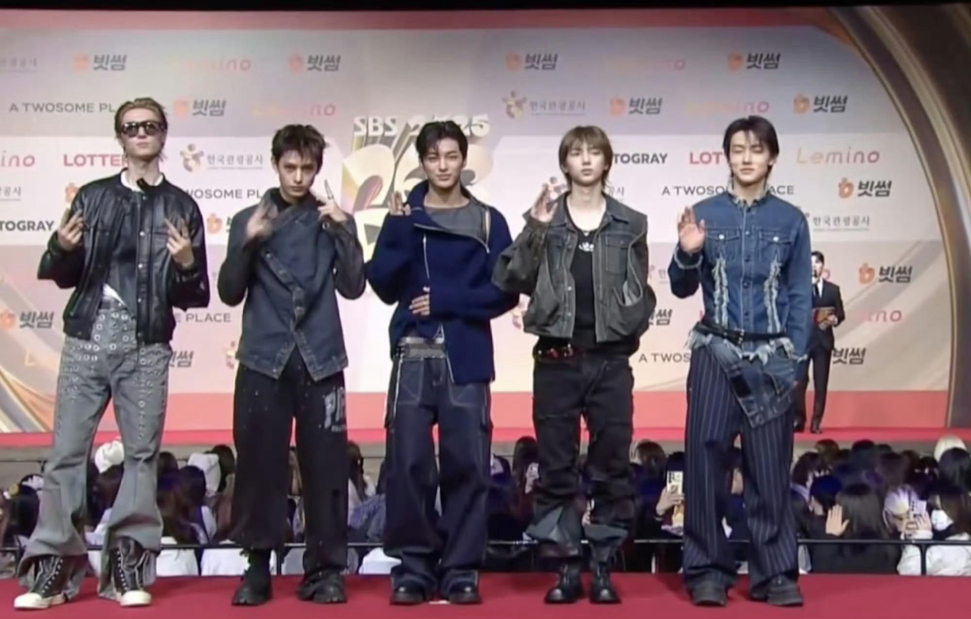 SBS直播CORTIS歌谣大战红毯造型 