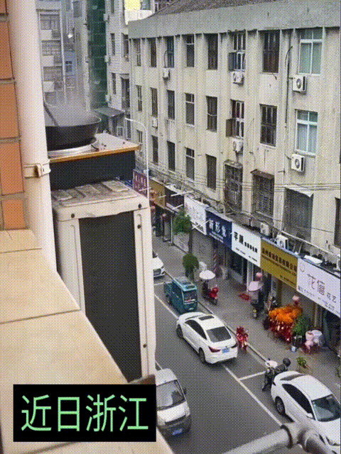 谁做这家人的邻居可太倒霉了，邻居把窗外的空调，当做灶台用来炒菜，滚烫的热油直冒烟