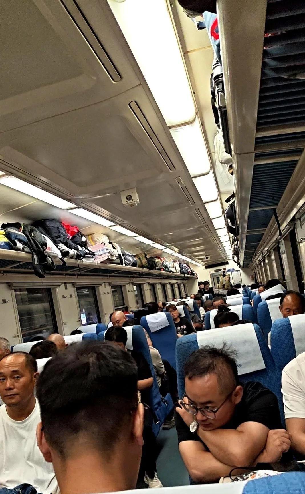 乘务员这招，是真的绝。
大叔嫌空调冷，扯着嗓子要关。乘务员没吵没争，弯腰凑到他耳