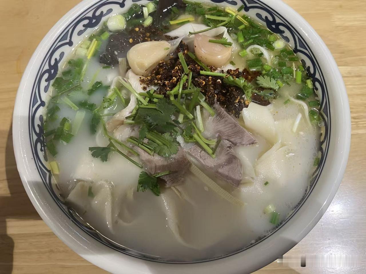 河南人不能不吃面，
尤其是在冬天，
冷飕飕的冻手，
中午来上一碗热气腾腾的面条，