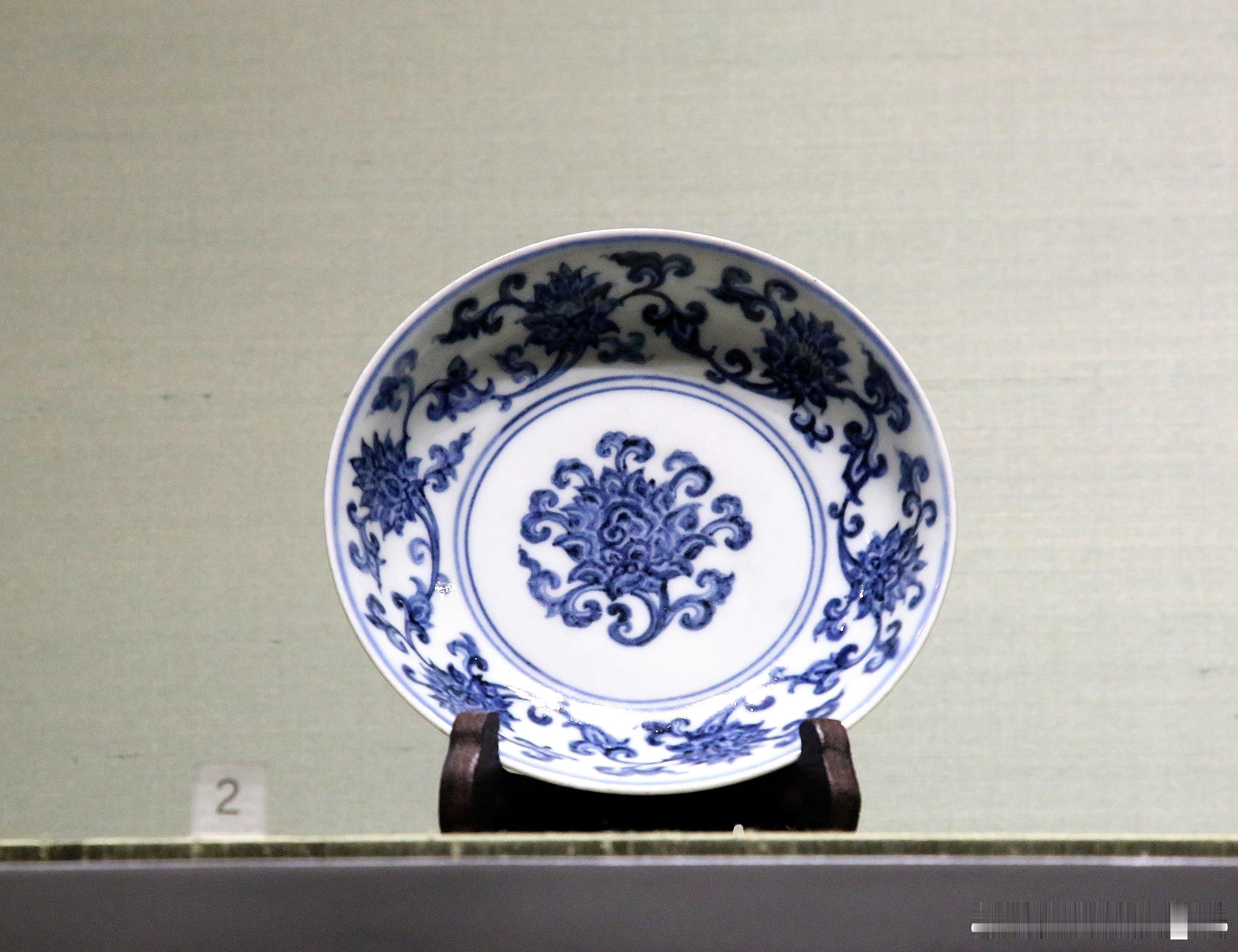 青花缠枝莲纹盘 明宣德 苏州博物馆高3.3厘米 口径13.7厘米 底径8厘米。器