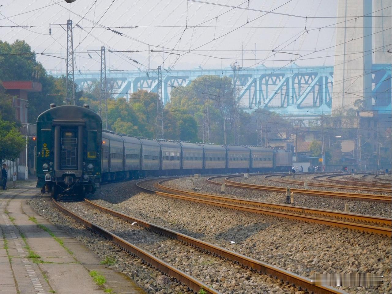 五年前在成渝铁路小南海站拍摄的图片，重庆到内江的5612次列车经停小南海站后开出