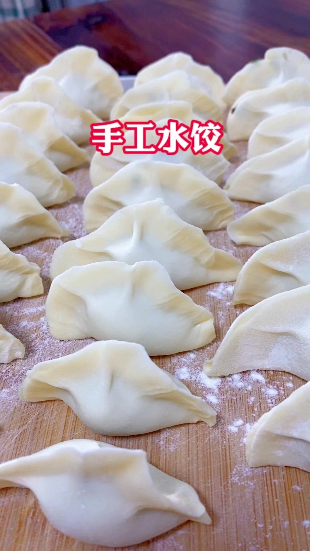 1️⃣和面：
250克面粉、120克水、1克盐，和成光滑的面团，分成两半，揉成长