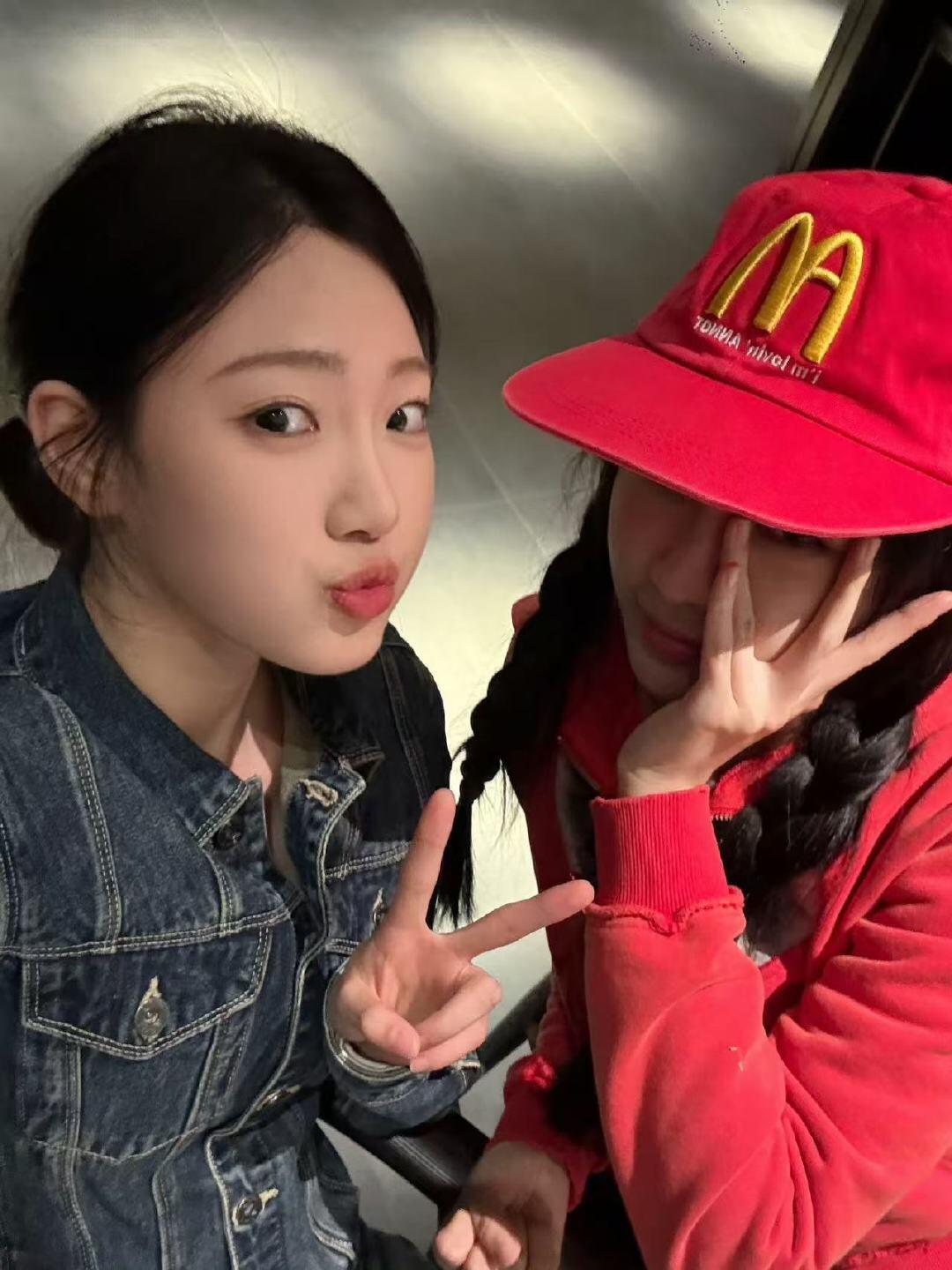 虞书欣年夜饭是和同事一起吃的云初令剧组氛围好好哦哇，欣欣红色衣服上还有只可爱猫咪