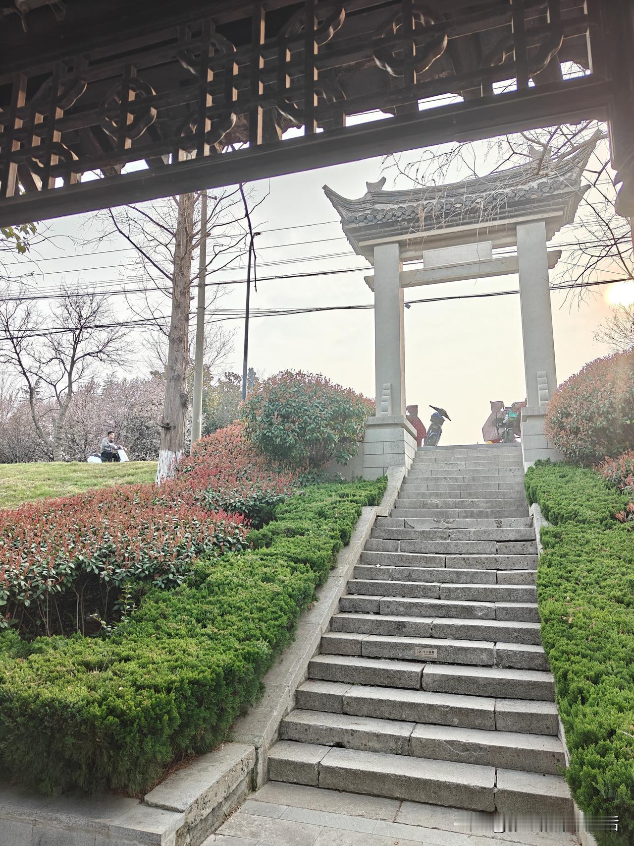 3.23日晚7点
今天大盘史无前例的惨烈，五千多家公司待涨，市场哀嚎一片，事情总