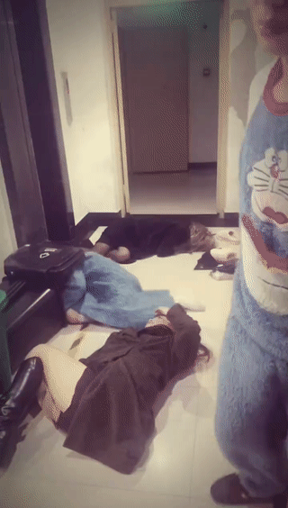 有些男人喝醉酒喜欢耍酒疯。
而女人喝醉酒则是洋相百出！
人在醉酒状态下通常都是意