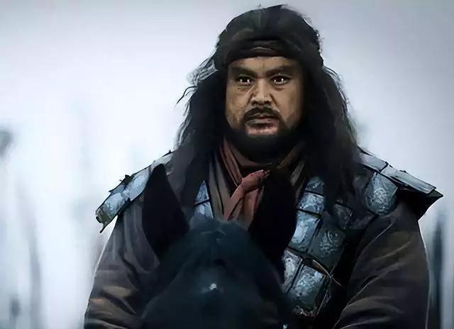 康凯演的张飞，真让人一言难尽。他本是科班出身，还有武术功底，被高希希看中演新版《