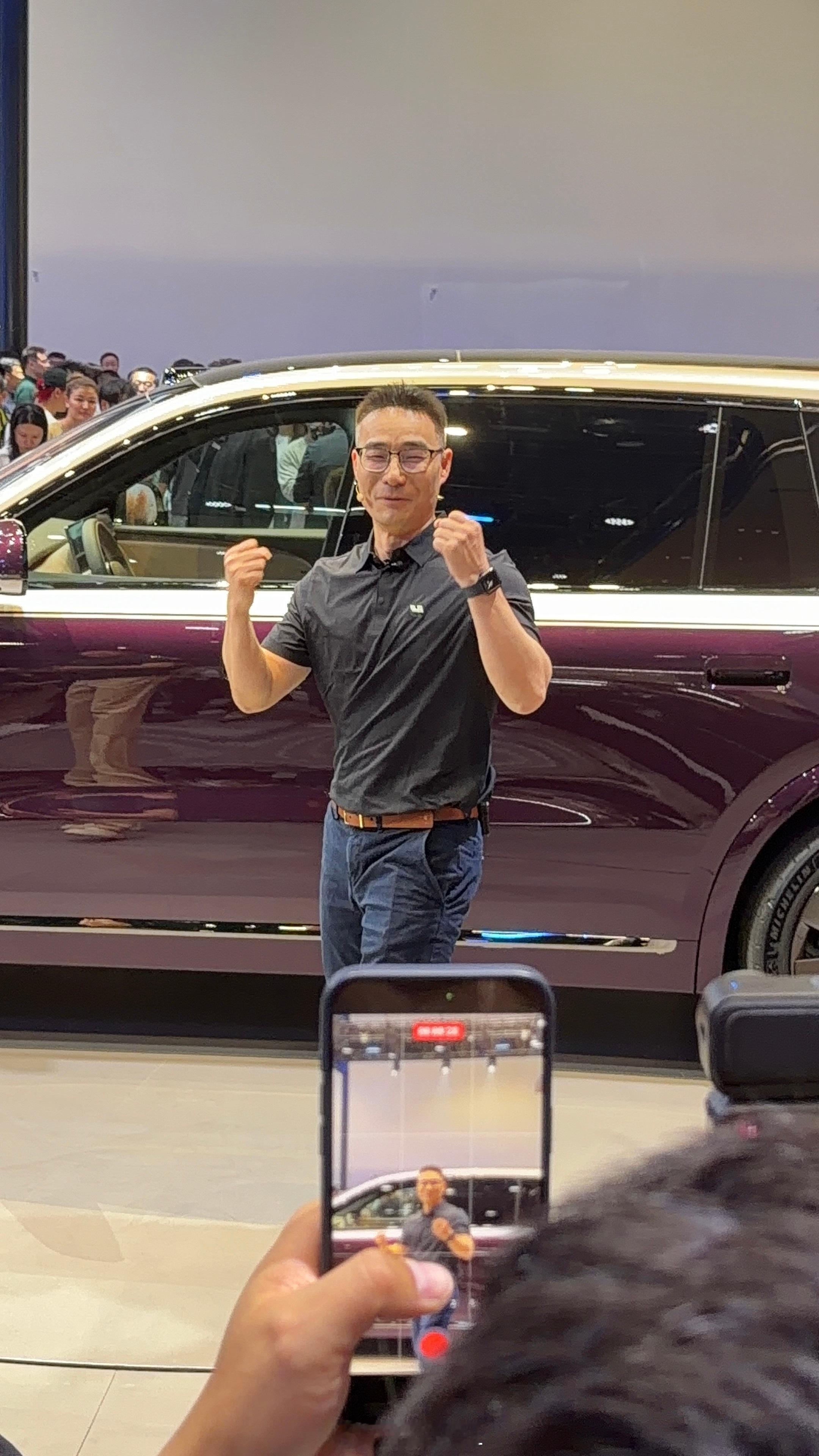 理想L9 Livis上的两个功能有点意思，一是，电动门防夹手，通过增加了一个电容