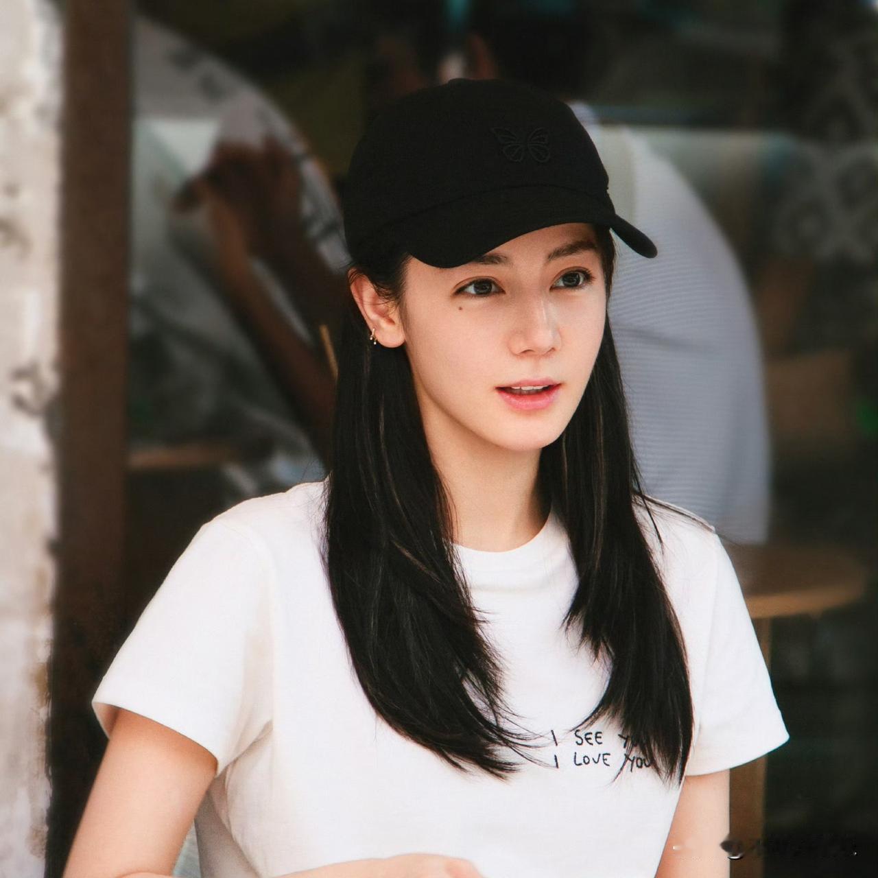 迪丽热巴随手分享的素颜plog一上线就戳中了无数网友的心。没有精致打光和浓妆加持