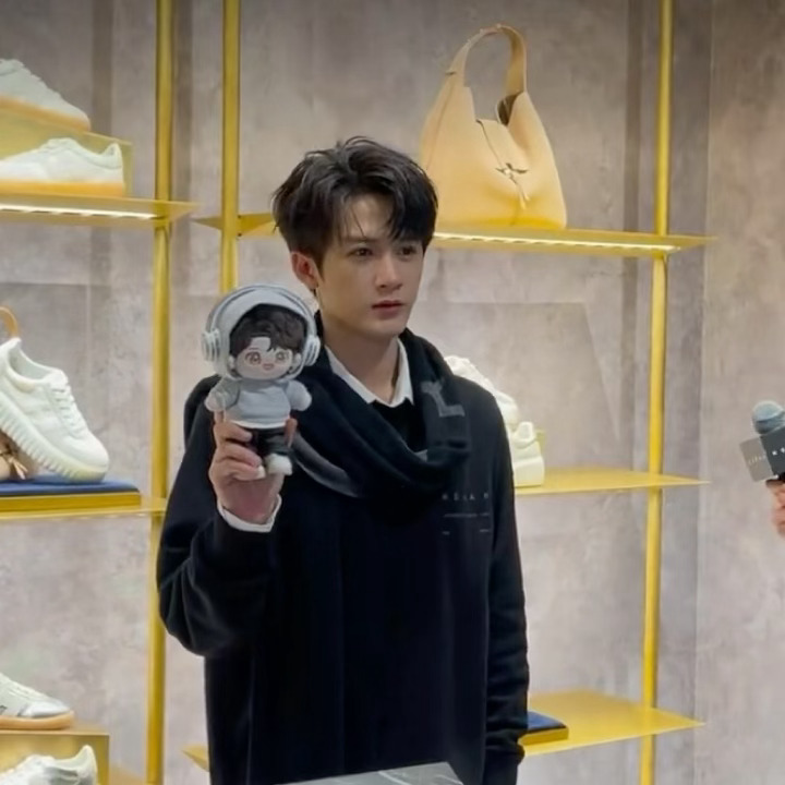 在一声声中“好可爱~”中迷失自我…穿完后看了一眼表示很满意并把小鼻嘎举起来留下了