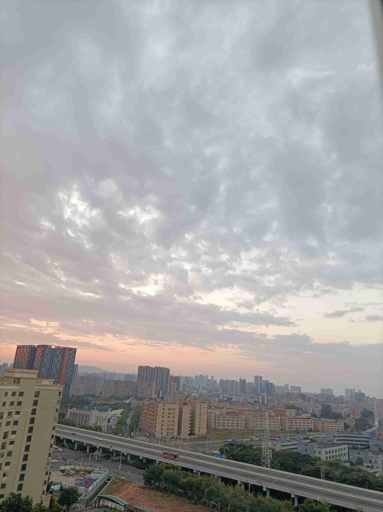 我的今日状态：😁轻松愉快
我这里的天气：🌤️多云！深圳今天有点冷，天气多云，