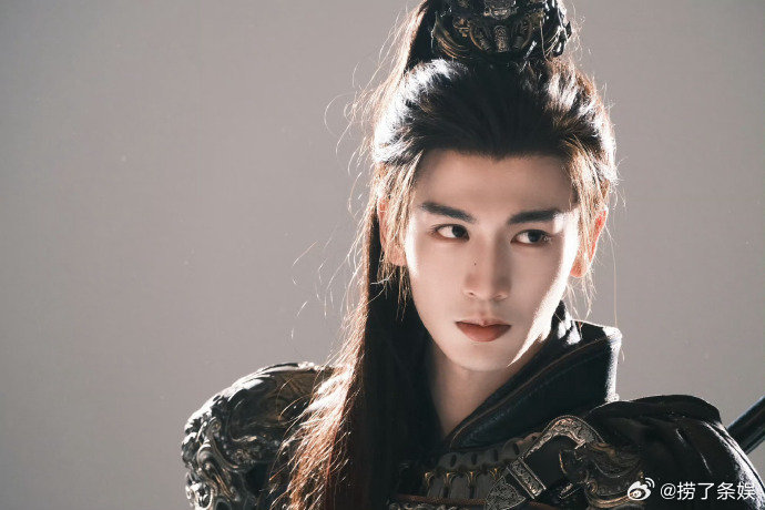 张凌赫古偶男妲己 谢征的温柔全藏在细节里🎈悄悄托人以樊父名义送年货，默默摸清樊