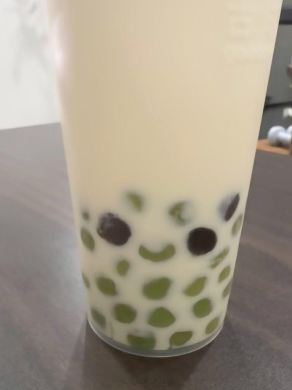 炎热的夏天，怎么能少得了奶茶呢，来上一杯，冰冰爽爽的，不过话说这看上去好像是个笑