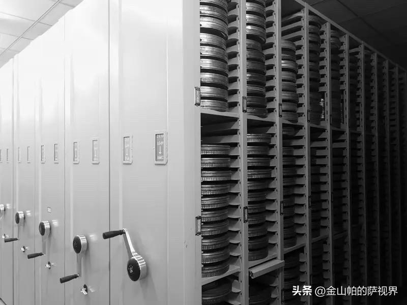 那是个“铁饭碗”和“档案”还神圣的年代。九十年代初，我从大中专毕业，揣着派遣证走