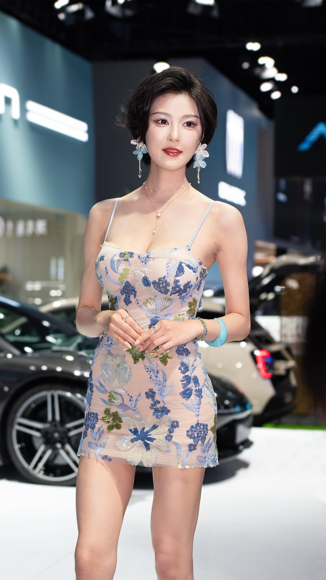 程儿 车模美女程儿走秀 程儿身材图片 车展现场