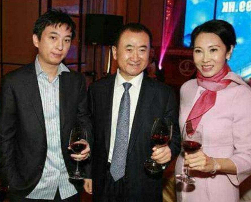 有位主持人问王健林::“别的男人有钱之后，就会去包养二奶、去买各种奢侈品，你这边