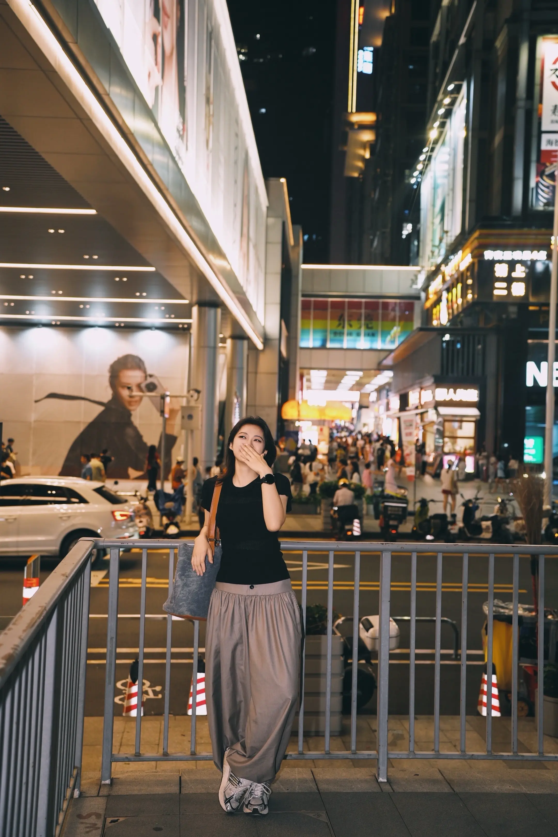 汇一城夜景街拍来了。港风氛围感直接拉满
