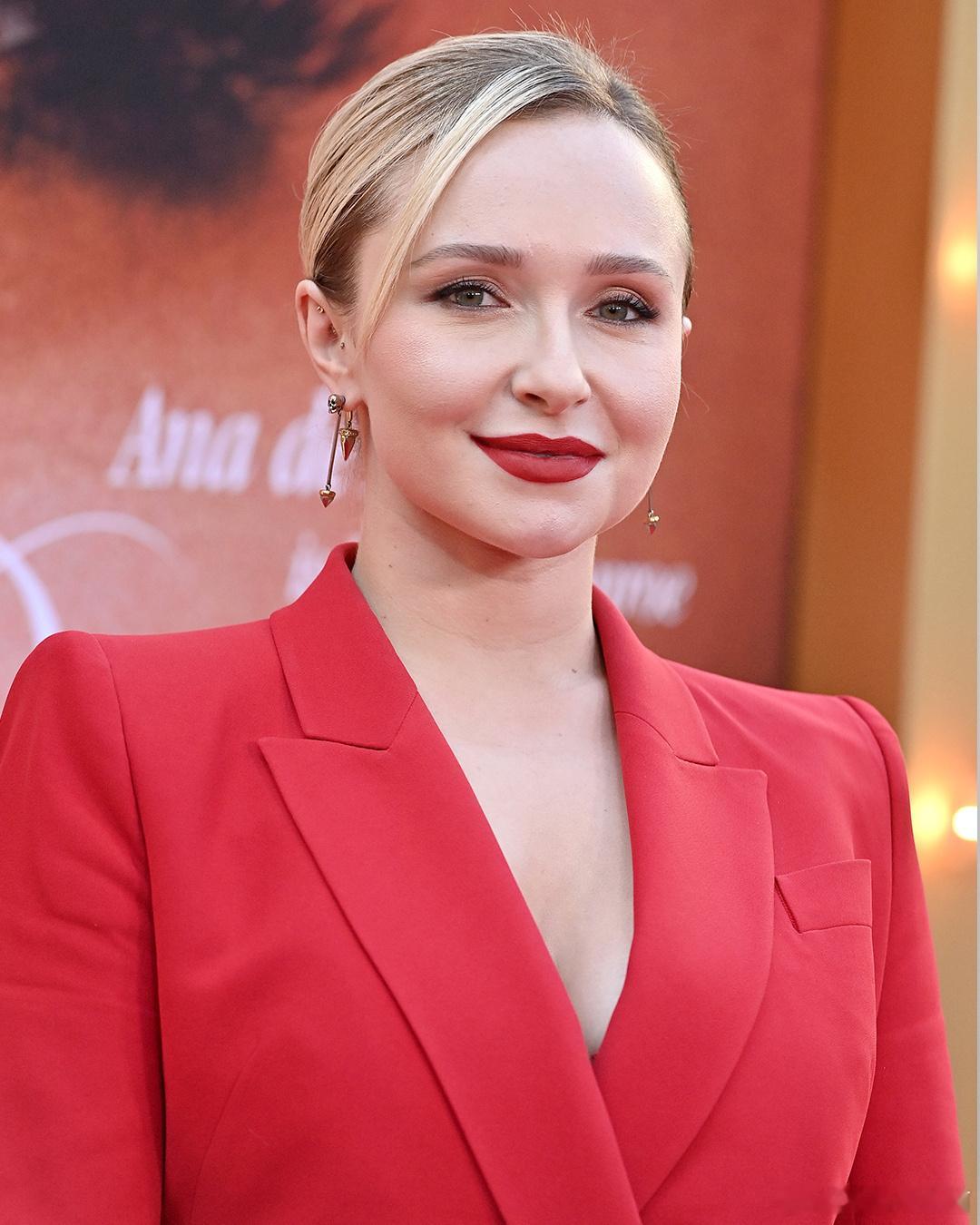 《英雄》女星Hayden Panettiere去世，年仅36岁。她是童星出身，在