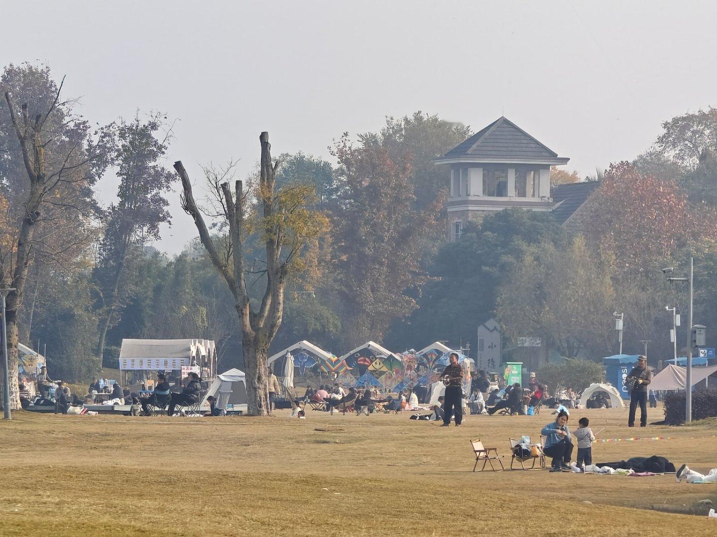 不上班的人真多啊，天气好就得多晒，不然长霉