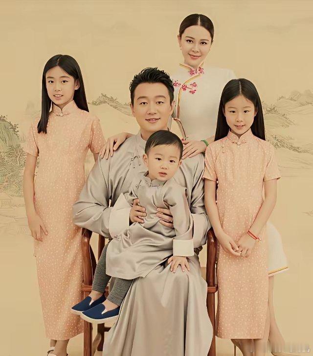 父母俊男靓女，两个女儿的颜值却一言难尽。 