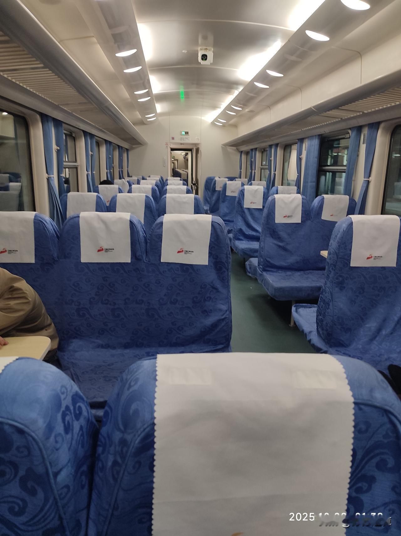 那天回来，火车上空荡荡的，不多的人都在躺着，淡季就是好。