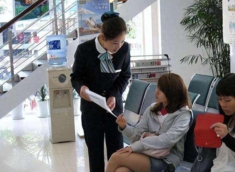 又一个金饭碗被砸碎？当年挤破头，考进银行的年轻人，开始后悔了
曾经，进入银行意味