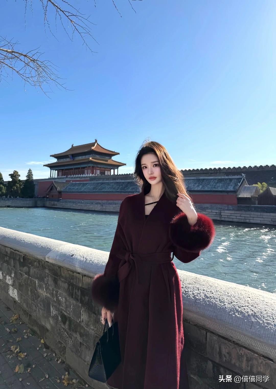 看到“红衣美人倚古墙，秋意浓时思旧游”，脑海里瞬间浮现出一幅绝美画面。一位身着红