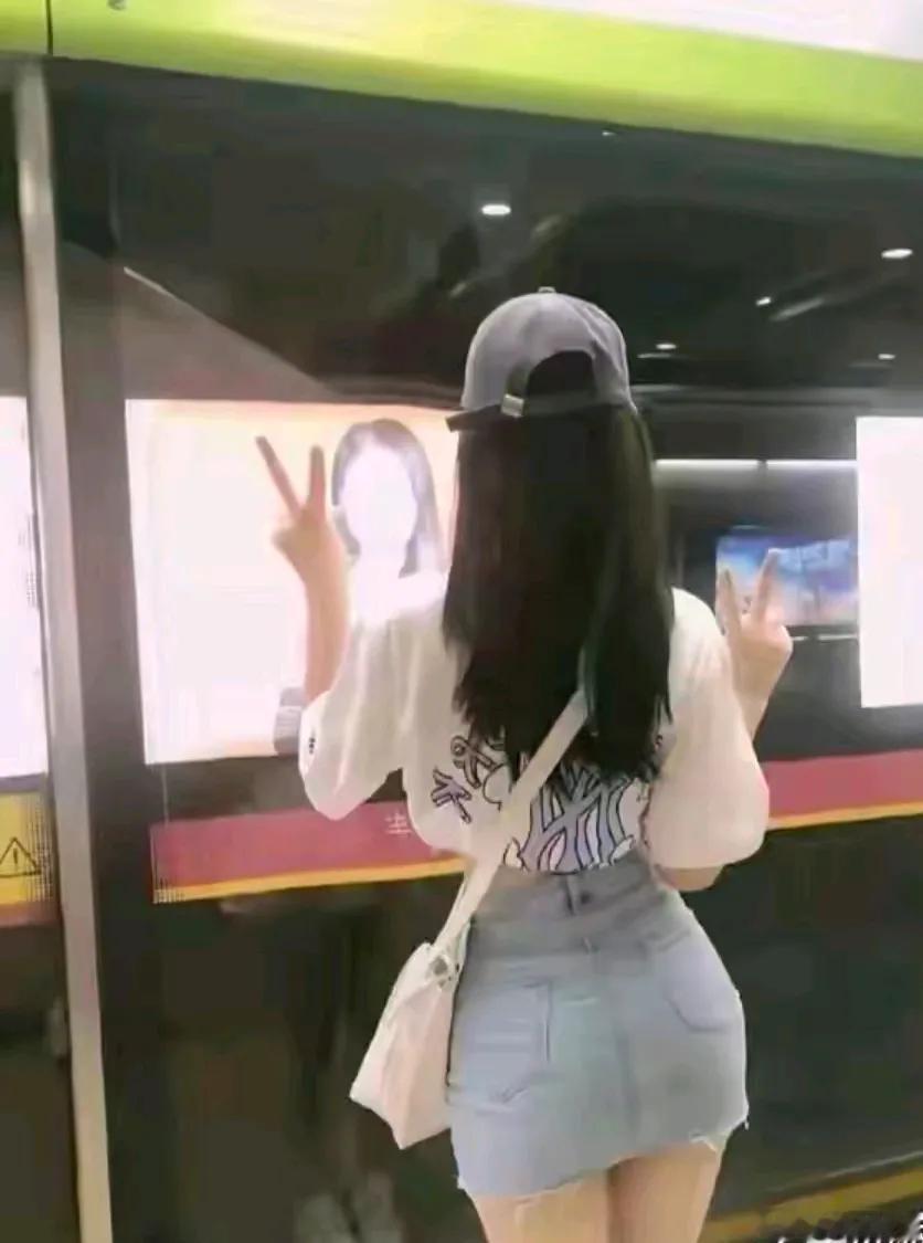 "如果你当我三天女朋友，你最想做的是什么？"他轻轻问道。我思索片刻，微笑着回答：
