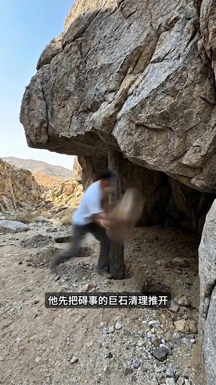 荒野石屋改造。
谁能想到男子买不起房，于是找到了巨石之下废弃的古老石屋。
·他先