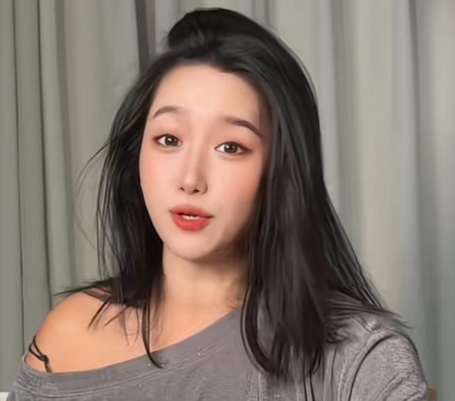 抖音网红李蠕蠕上热搜了，因为恋情传闻。
 
但比恋情更惊人的，是她被意外曝光的商