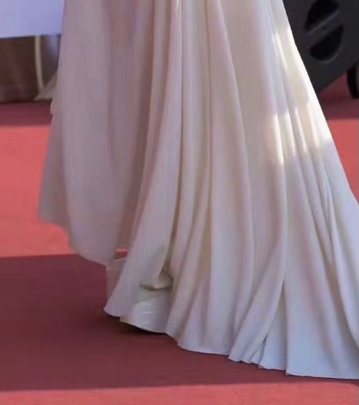 难怪张子枫走路带风，她脚上穿得不是恨天高高跟鞋，而是有十几厘米防水台的增高鞋。 