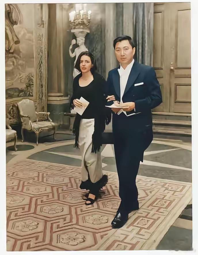 这张照片拍摄于1976年瑞典斯德哥尔摩，丁肇中与第一任妻子凯·路易丝·库尼（Ka