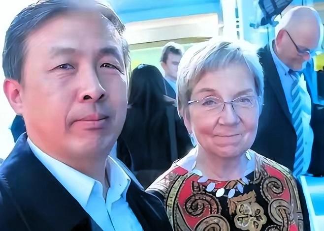 “晚一秒就万劫不复！中国该立刻向美国低头，交出发展权才能保命！”
回头品品201