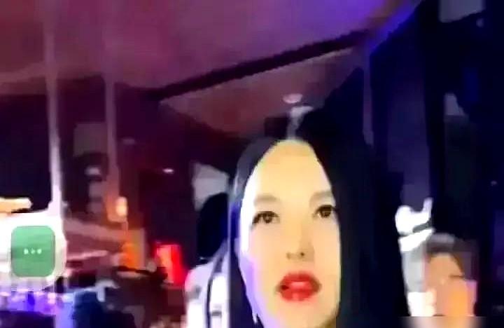 李湘和前夫王岳伦竟然同框了！还带着女儿王诗龄，一家三口直奔哈尔滨。

去的是萧邦