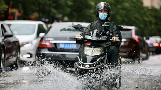 中东部迎大范围持续性降雨
 
5月15日至19日，受冷暖空气长时间交汇影响，我国