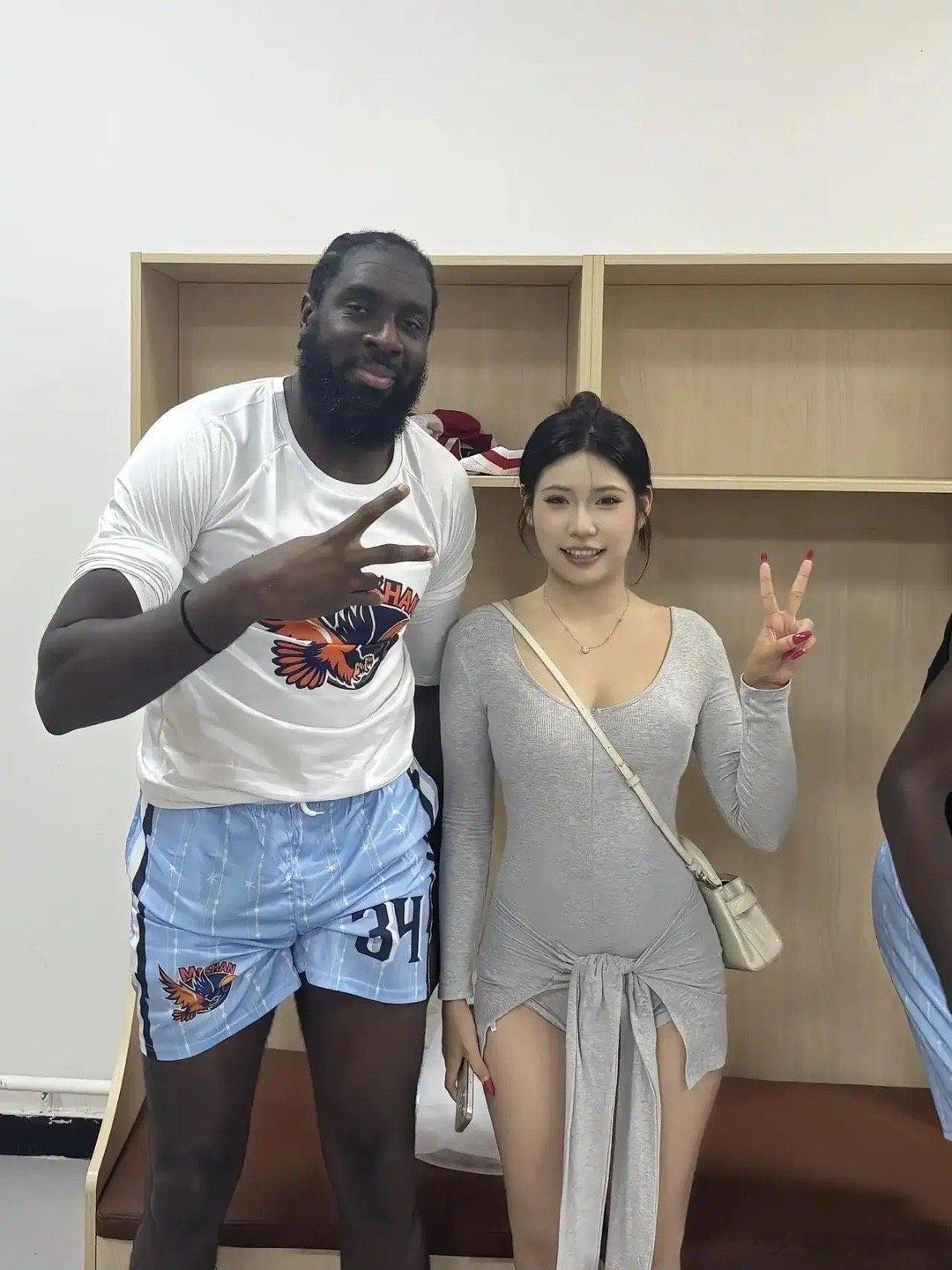 听说爱笑的人运气不会差！[哈哈] ​​​