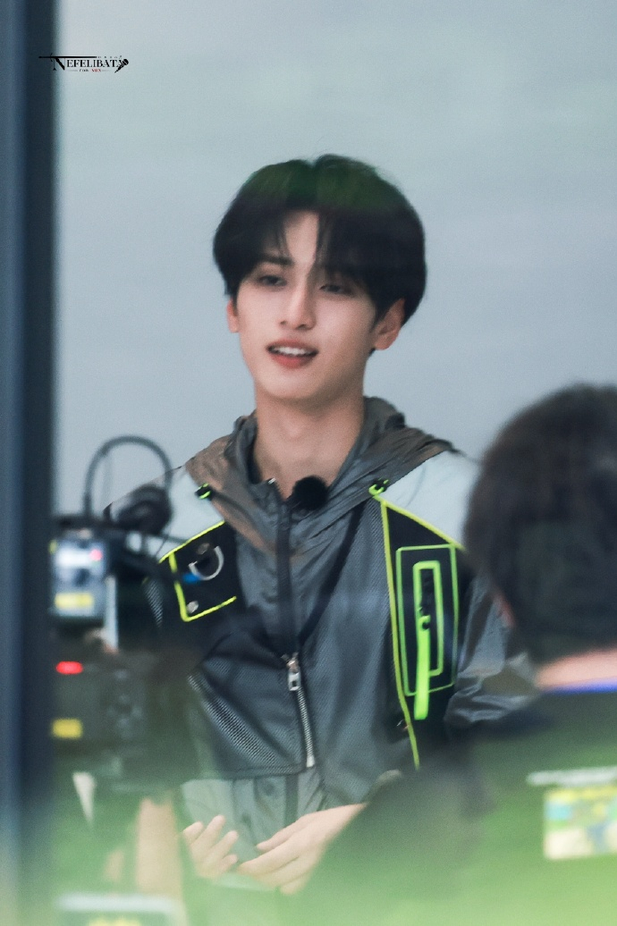 严浩翔今天《#极限挑战# 》路透带着墨镜酷酷的小狮子！录制顺利哇[打call] 