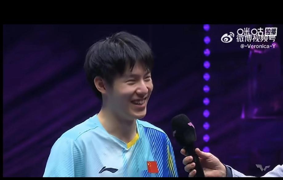 晋级四强，开心倒地的温瑞博接受采访！
晋级2026WTT冠军赛重庆站男单四强的温