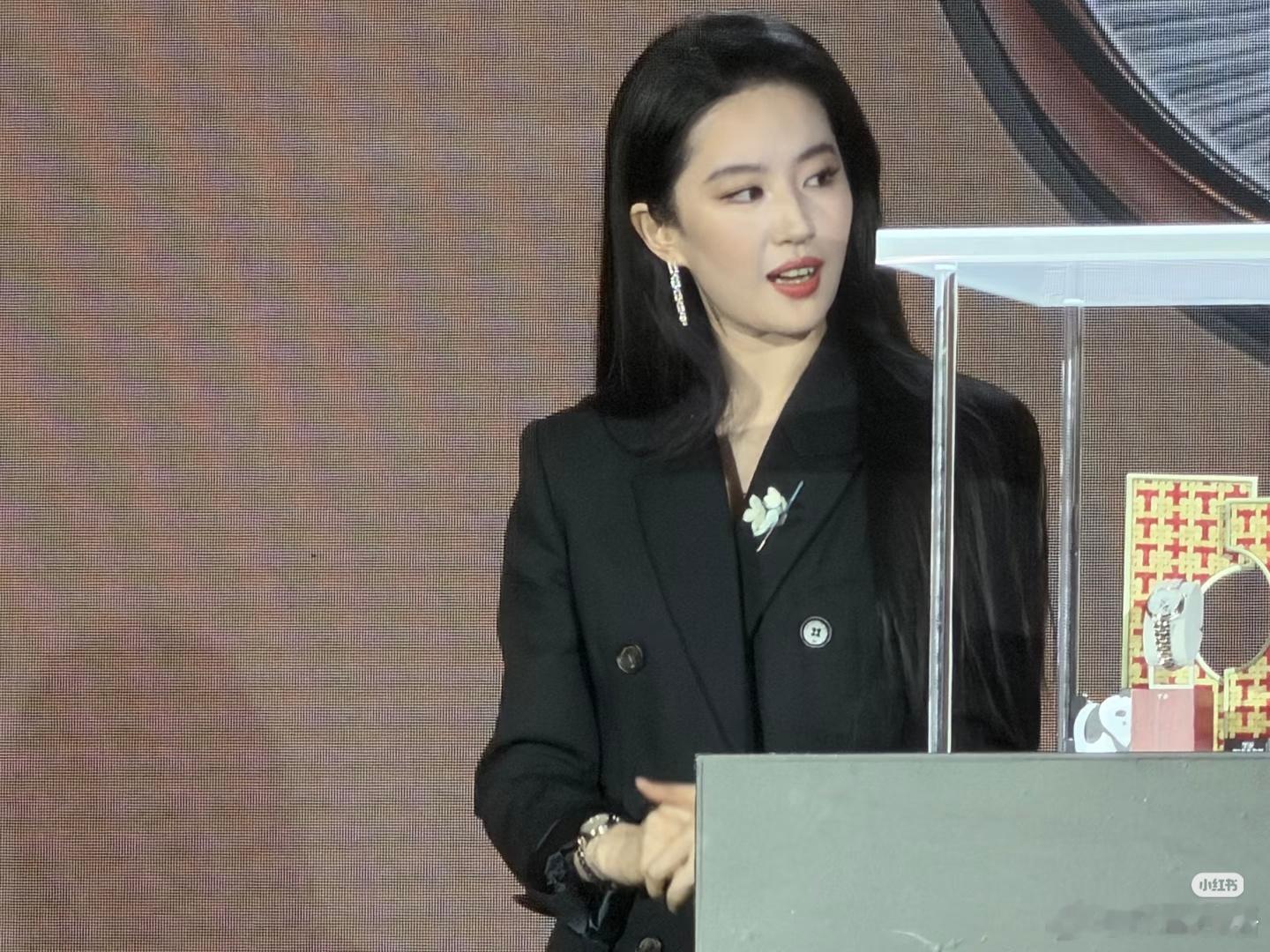 刘亦菲携爱宠登芭莎九月封面刘亦菲生图直出 