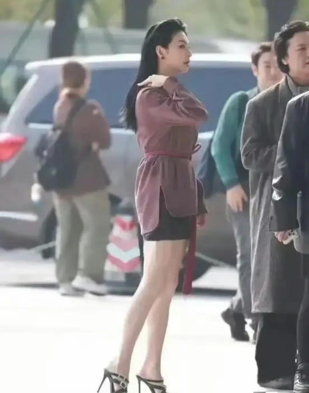 我滴个老天爷！电视里那么好看也就算了，万万没想到她现实中也这么好看，难怪那么多男