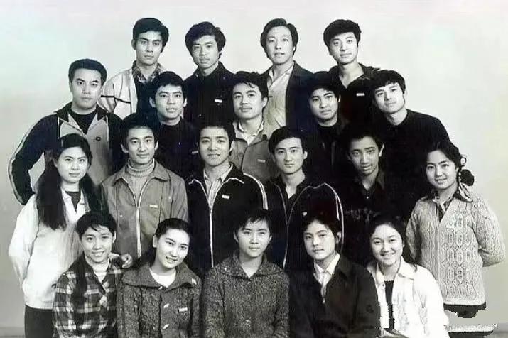 中央戏剧学院82级表演培训班，真可谓是众星云集！他们的班长是倪大红，《亮剑》里面
