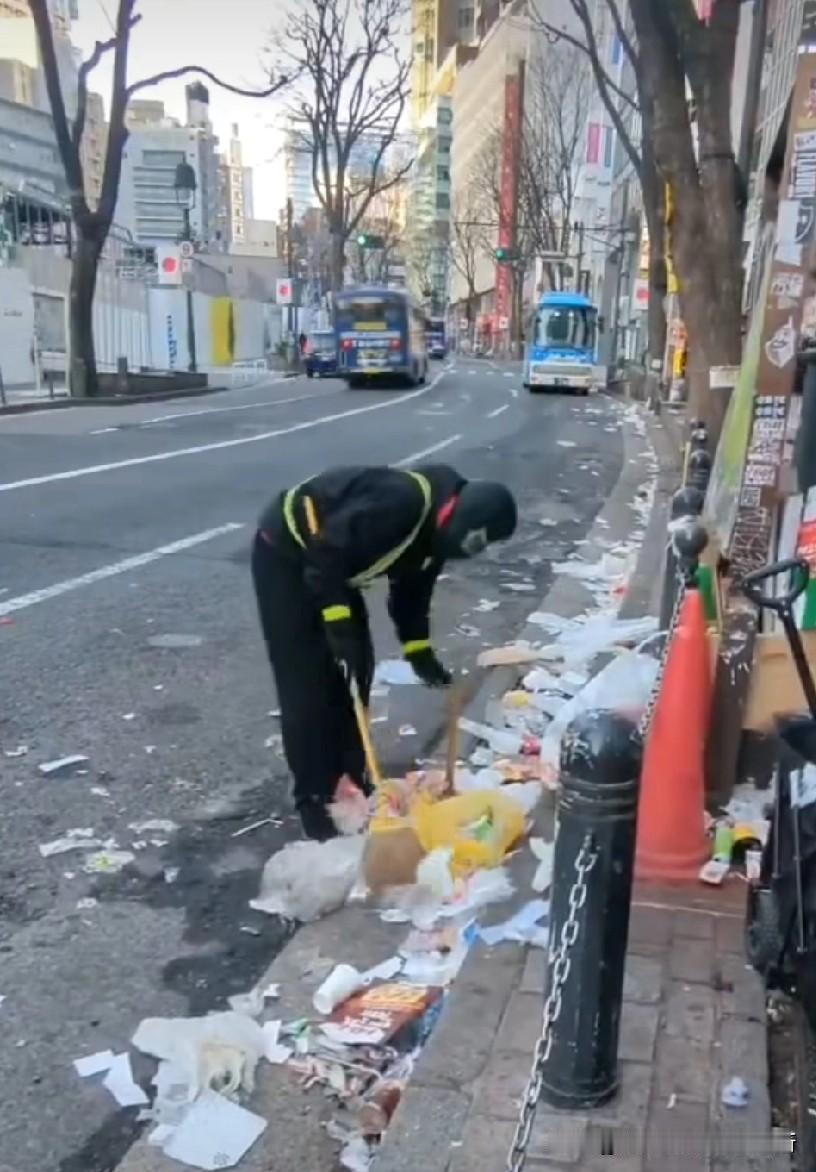 这两个照片展现了日本涩谷街头垃圾堆积的景象，与“一尘不染”的刻板印象形成强烈反差