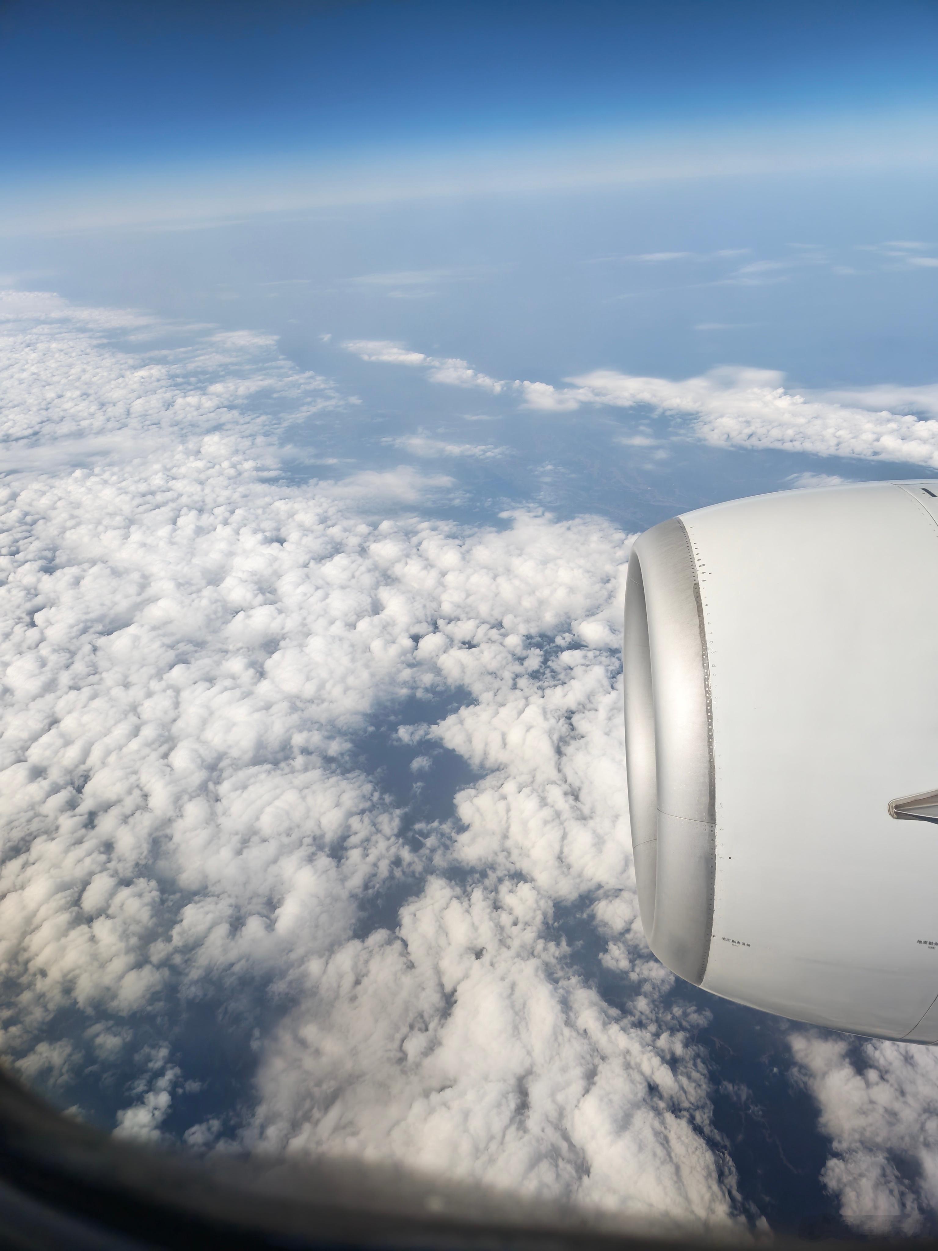 “人生如逆旅，我亦是行人。”当苏轼在杭州的月夜下吟出这句词时，他不仅是在送别友人