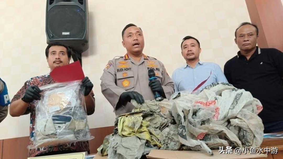 印度尼西亚警方在爪哇岛一条河流中发现一具被水泥封裹的尸体，死者证实是来自新加坡的