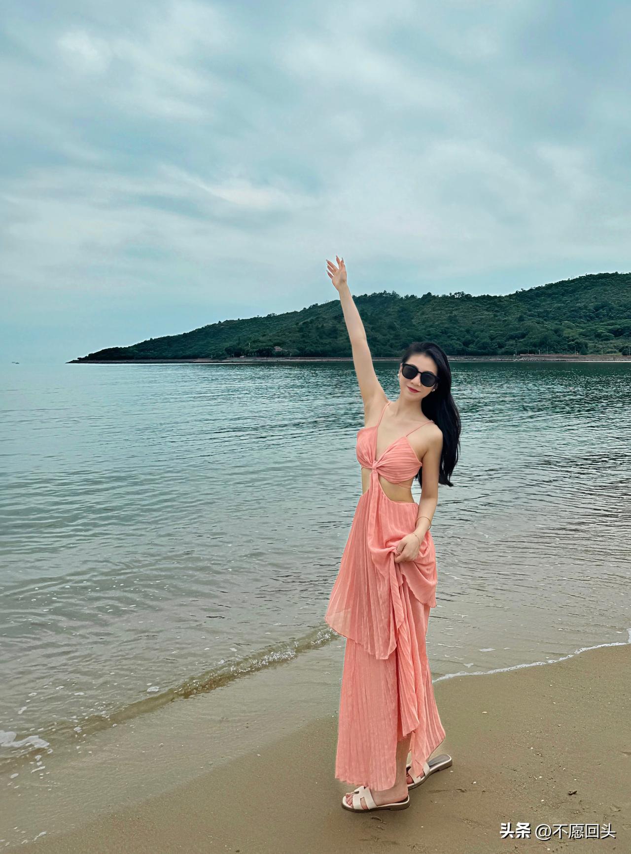 有哪些美女让人过目难忘？海边比基尼穿搭太美啦，风景和美女都有，没有不喜欢的吧比基