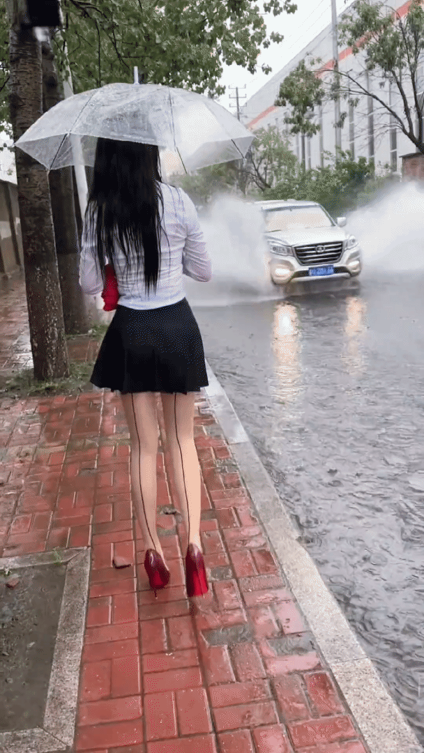 去见客户的途中被冲成了落汤鸡，生意还谈的成吗？[笑哭]