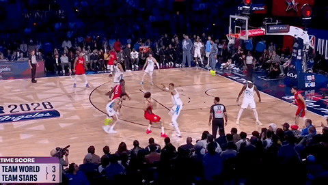 巴恩斯三分绝杀！ ​​​​
美国新星队战胜世界队！
美国新星队与世界队上演极致攻